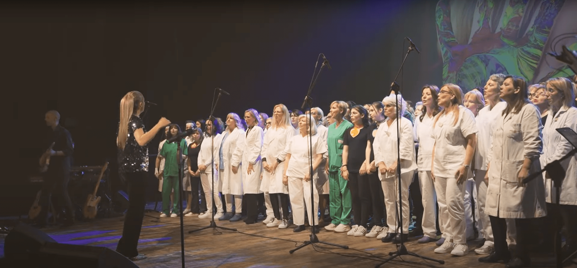 Esseri umani (coro di medici, infermieri e volontari)